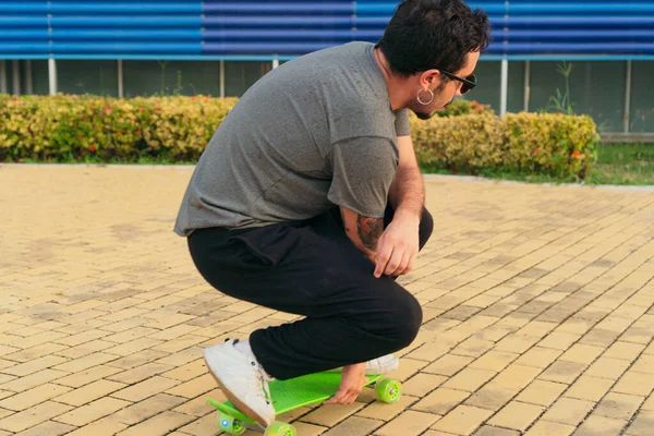 公園でスケートボードのトリックをやっている若い男 — ストック写真