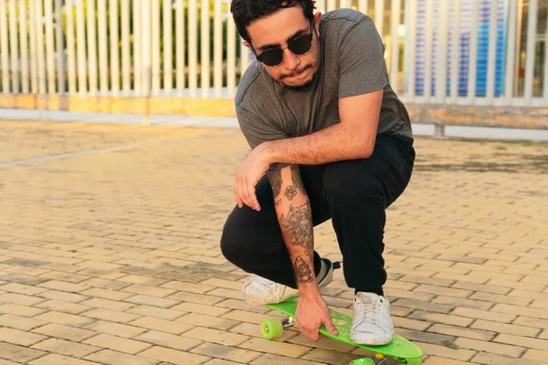 Homme Hispanique Skateboard Dans Parc Urbain Comme Passe Temps — Photo
