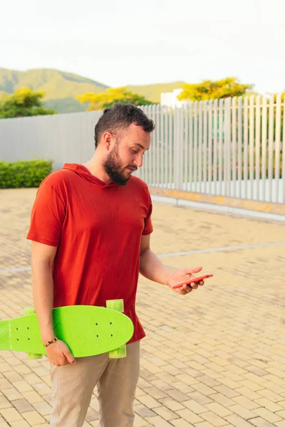 Uomo Latino Utilizzando Suo Smartphone Mentre Nel Parco Sul Suo — Foto Stock