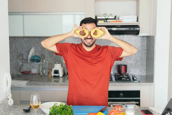 Uomo Latino Divertirsi Mentre Cucina Casa — Foto Stock