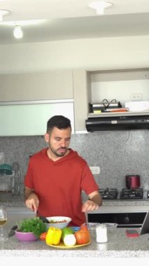 Genç adam taze ve lezzetli organik sebzeler hazırlıyor.