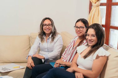 Birlikte çalışan Latin kadınlar.