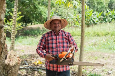 Elinde testere tutan yaşlı adamın portresi