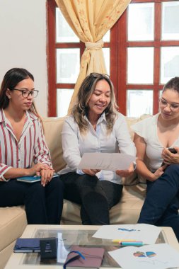 Üst düzey kadın, ofis eğitiminde küçük bir grupla konuşuyor.