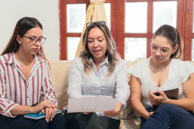 Ofisteki insanlar. Toplantı devam ediyor.