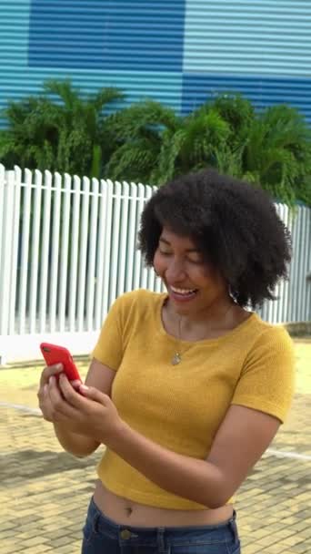 Afro Mujer Usando Teléfono Inteligente Caminando Calle — Vídeos de Stock