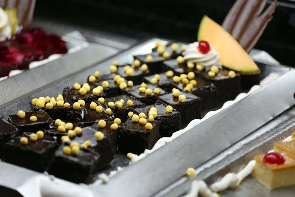 Pastel de chocolate con cereza y crema — Foto de Stock