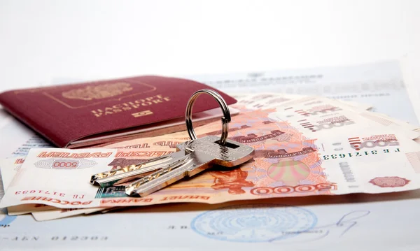 Keys, passport, money is lie on the certificate — Stock Photo, Image