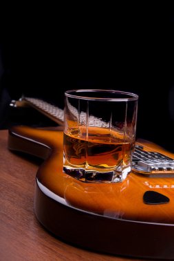 kadeh ROM ve mızrap elektro gitar