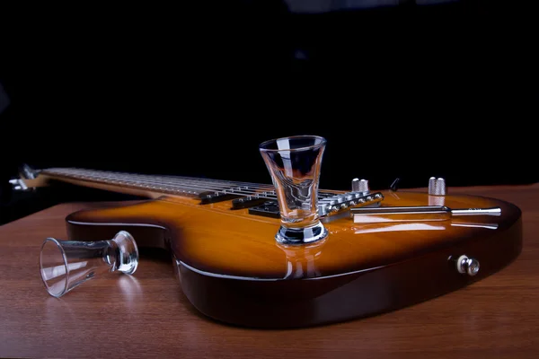 Vaso de tequila en la guitarra eléctrica — Foto de Stock