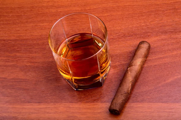 Whisky y cigarro en la mesa de madera — Foto de Stock