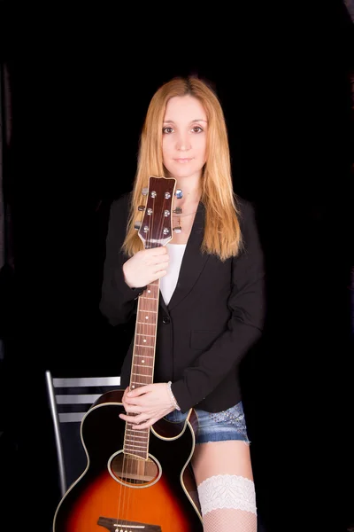 Chica se para con la guitarra —  Fotos de Stock