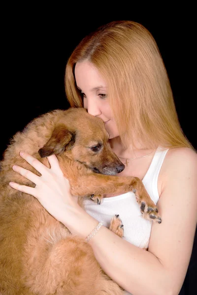 長い髪の犬のキスの女の子 — ストック写真