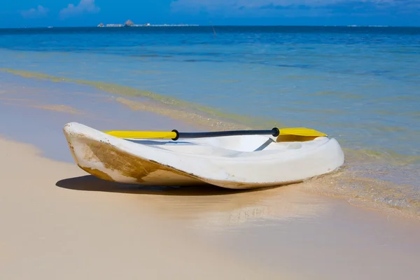 Canoe on the ocean beach — Stock Photo, Image