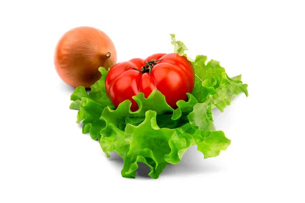 Pomidory i cebulę położyć na Sałatka z liści na białym tle — Zdjęcie stockowe