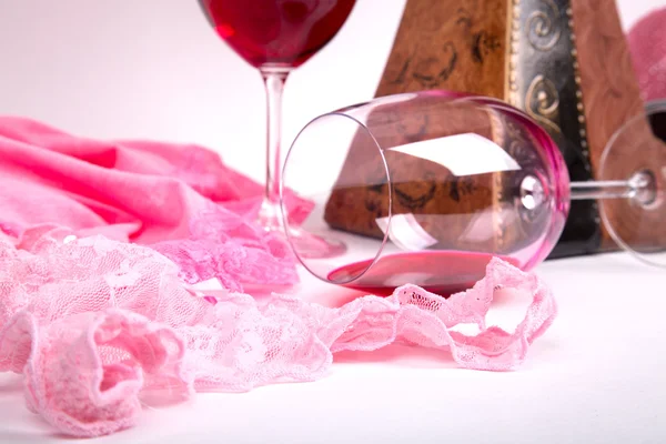 ピンクのパンツについての白地に赤ワインを 2 杯 ストック画像