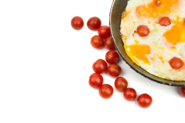 yumurtaları tavada domates ile