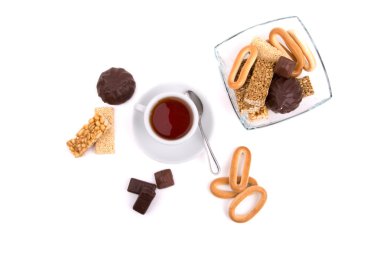 Beyaz fincan çay ve tatlılar beyaz zemin üzerinde bir seçim