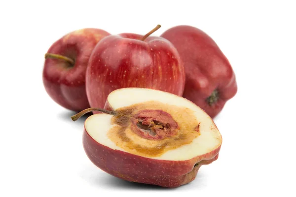 腐った白地に赤いリンゴをカットします。 ロイヤリティフリーのストック写真