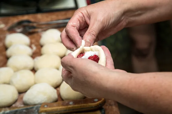 Kvinna händer gör kakor med bär — Stockfoto