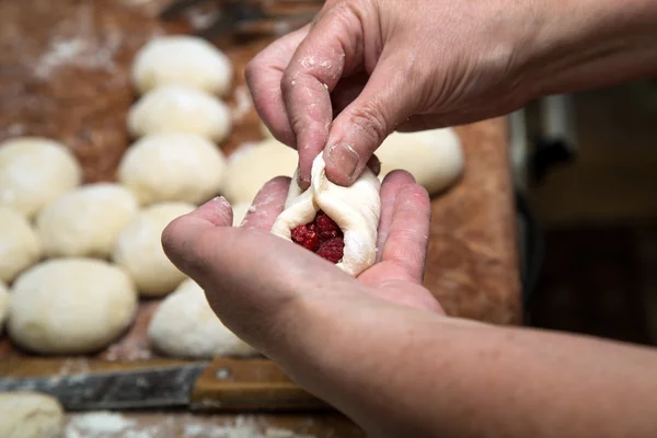 Žena rukama dělat dortíky s ovocem — Stock fotografie