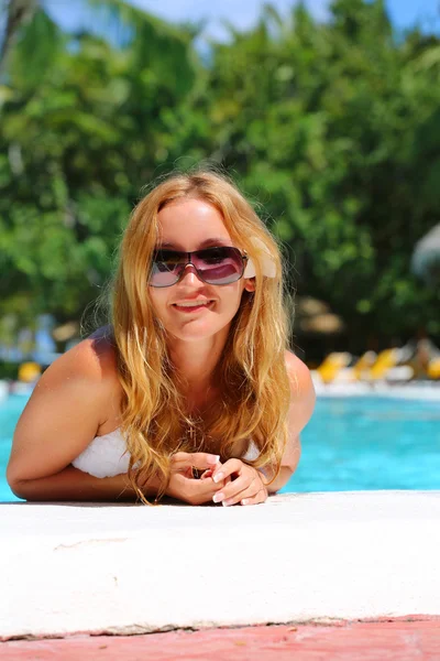 Fille dans un bikini blanc dans la piscine sourit — Photo