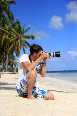 caribbean beach bir kamera ile adam