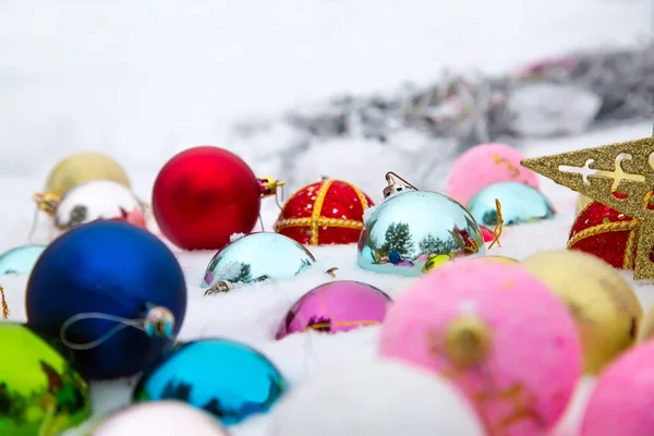 Decoraciones navideñas sobre nieve — Foto de Stock