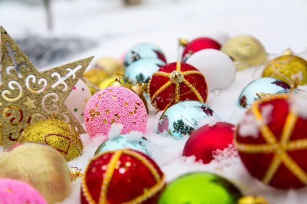 Decoraciones navideñas sobre nieve — Foto de Stock