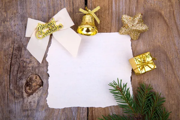 Tarjeta de felicitación de Navidad con decoraciones amarillas — Foto de Stock