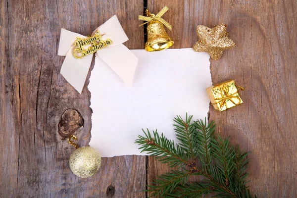 Tarjeta de felicitación de Navidad con decoraciones amarillas — Foto de Stock