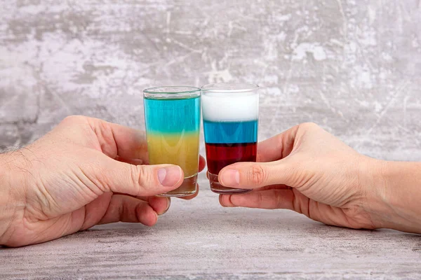 Mani Tengono Bicchieri Con Cocktail Nei Colori Delle Bandiere Ucraina — Foto Stock