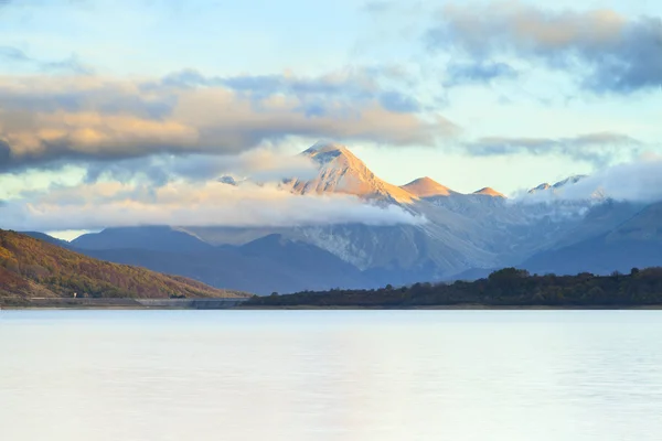 Vista montanha e lago — Fotografia de Stock