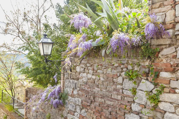 Glimp van een typisch Italiaanse dorp — Stockfoto