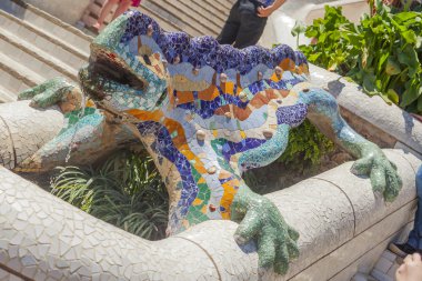 barcelona park guell kertenkele heykel