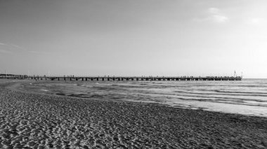 İnanılmaz siyah ve beyaz forte dei Marmi rıhtım manzarası