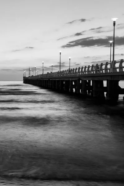 驚くべき黒と白のフォルテ マルミ桟橋の眺め — ストック写真