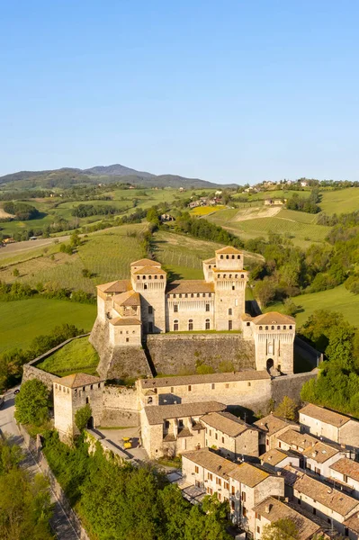 Torrechiara kasabasındaki inanılmaz ortaçağ kalesi manzarası