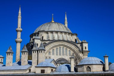 Fatih, İstanbul, Türkiye-Eylül-Pazar-2021: Tarihi cami ve gökyüzü