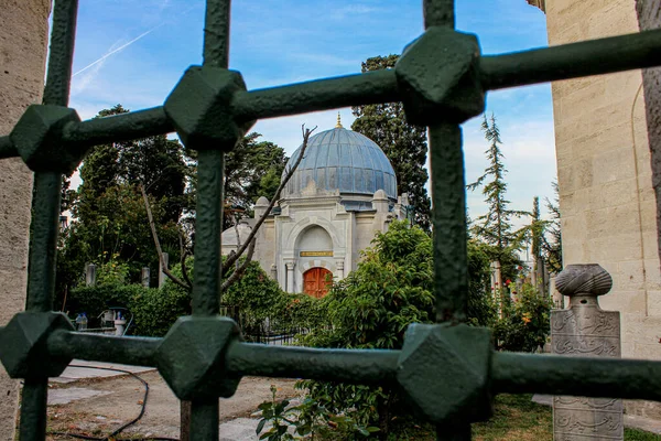 Fatih, İstanbul, Türkiye-Eylül-Pazar-2021: Cami içindeki tarihi anıt mezar