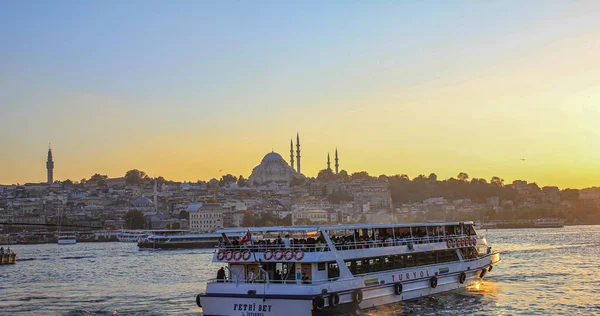 Eminonu, İstanbul, Türkiye - Türkçede Eminonu olarak tanınan, şaşırtıcı gün batımı manzarası ve Süleyman camii