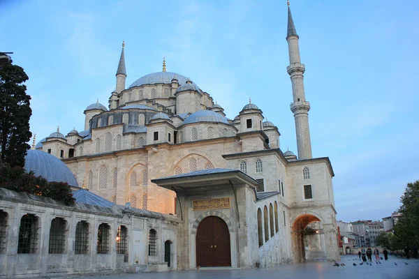 Fatih camisi, fatih camii güneş doğarken mavi gökyüzü