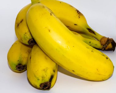 Dört olgun muz. Beyaz arkaplanda izole edilmiş, gürültü efekti