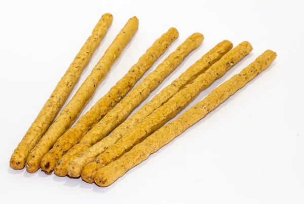 Beyaz arka planda kahverengi simit, yedi tanesi, izole edilmiş.