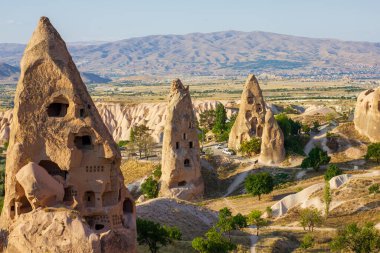 Kapadokya, Nevsehir, Türkiye-Eylül-2021: Sıcak hava balonundan alınan peri bacalarının fotoğrafı. Türkiye 'de 