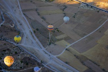 Kapadokya, Nevsehir, Türkiye-Eylül-2021: Mavi gökyüzü ve sıcak hava balonları. Üst Manzara. Türkiye 'de 