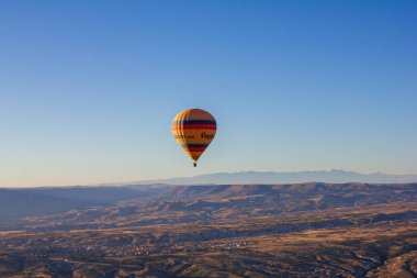 Kapadokya, Nevsehir, Türkiye-Eylül-2021: Mavi gökyüzü ve sıcak hava balonları. Türkiye 'de 