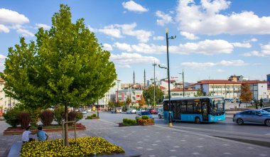 Şehir Merkezi, Sivas, Türkiye-Eylül-2021: Şehir meydanında trafik. Toplu taşıma ve özel araçlar. Tarihi camiler. Mavi gökyüzü ve bulutlar