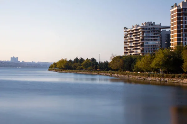 Kuukcekmece, β, Türkiye-Temmuz-Çarşamba-2021: Göl manzaralı daire. Ağaçlar ve yürüyüş yolları var. Uzun pozlama tekniğiyle çekildi. Türkiye 'de 