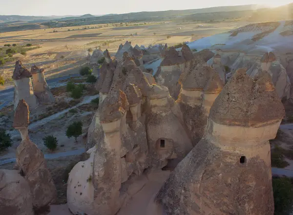 Kapadokya, Nevsehir, Türkiye-Eylül-2021: Sıcak hava balonundan alınan peri bacalarının fotoğrafı. Türkiye 'de 